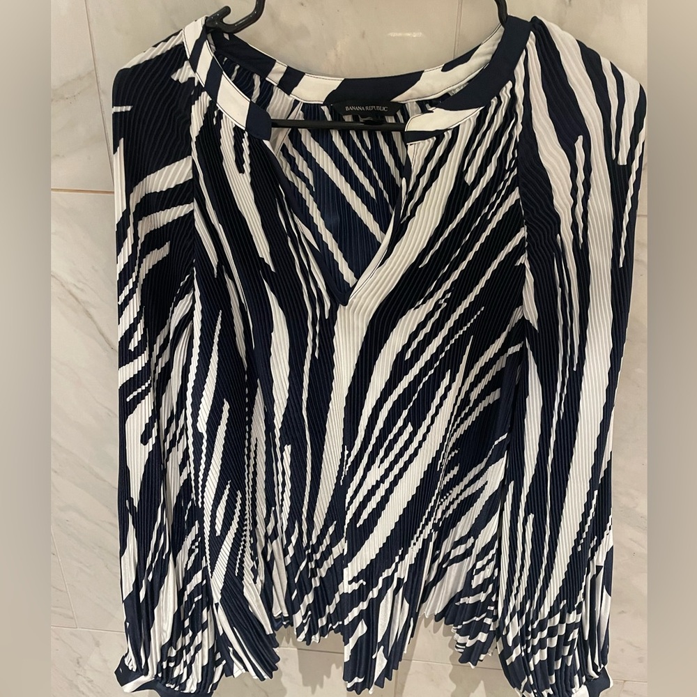 EUC Navy and White Zebra Print Banana Republic Blouse